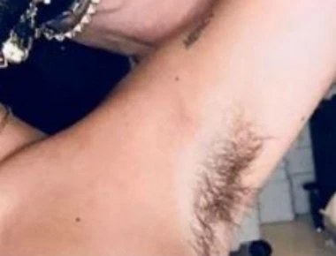 Η κόρη της Μαντόνα ποζάρει με αξύριστες μασχάλες (φωτό)